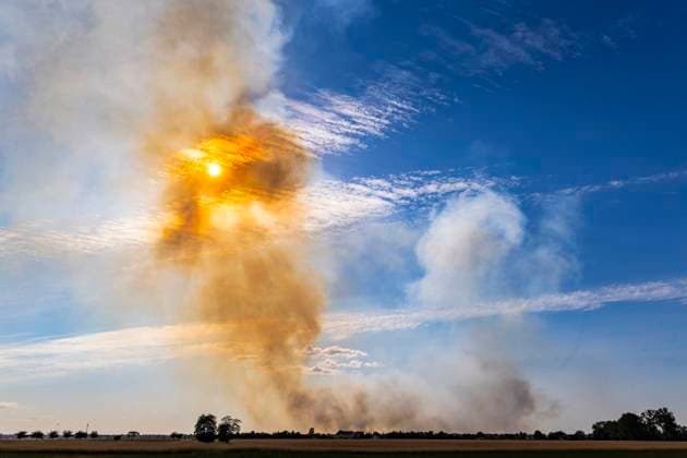 News Themen der Woche KW27 Waldbrand Gohrischeide Ein großer Waldbrand auf einer Fläche von 200 Hektar wütet zur Zeit in der Gohrischheide zwische Brandenburg und Sachsen. Da das ehemalige Militärgelände munitionsverseucht ist, kann nur unter Schwierigkeiten gelöscht werden, einige kleine Ortsteile nahe des Brandes mussten evakuiert werden. Wülknitz Sachsen Deutschland *** Forest fire Gohrischeide A large forest fire covering an area of 200 hectares is currently raging in the Gohrischheide between Brandenburg and Saxony Since the former military area is contaminated with ammunition, it can only be extinguished with difficulty, some small districts near the fire had to be evacuated Wülknitz Saxony Germany