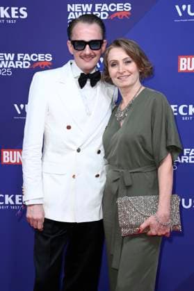 Jan-Henrik Scheper-Stuke mit Begleitung bei der Verleihung der Bunte New Faces Awards Style 2025 im Telegraphenamt. Berlin, 03.07.2025