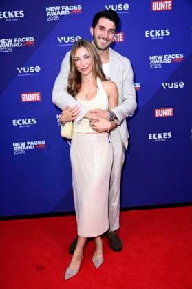 Dennis Gries mit Partnerin Katja Geretschuchin bei der Verleihung der Bunte New Faces Awards Style 2025 im Telegraphenamt. Berlin, 03.07.2025