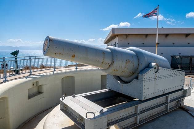 Alte Kanone in Gibraltar mit britischer Flagge und Meerblick Alte Kanone in Gibraltar mit britischer Flagge und Meerblick (License=RM) Copyright: xZoonar.com DetlefxVoigtx 23692924