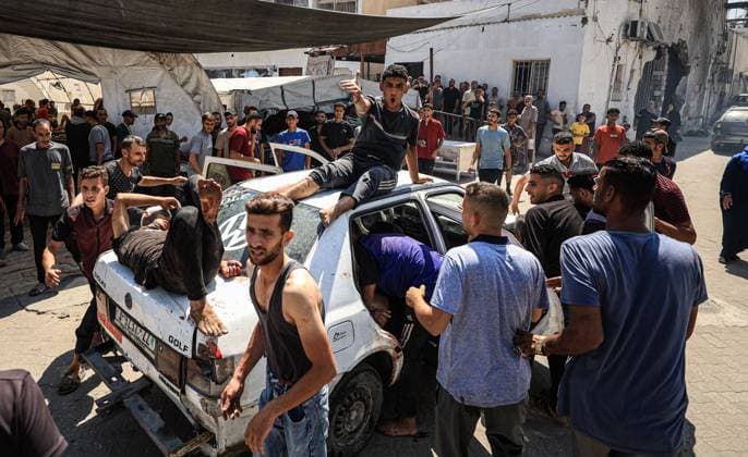 Bilder des Jahres 2025, News 07 Juli News Themen der Woche KW27 46 Palestinians killed in the latest Israeli attacks on Gaza GAZA CITY, GAZA - JULY 04: Palestinians injured in Israeli attacks on Zaytoun neighborhood in eastern Gaza City are brought to Al-Ahli Baptist Hospital in Gaza City, Gaza on July 04, 2025. Since early morning, Israeli strikes on the Gaza Strip have killed 46 Palestinians, including 20 people who were seeking humanitarian aid. Dawoud Abo Alkas Anadolu Gaza City Gaza. Editorial use only. Please get in touch for any other usage.  Copyright: x2025xAnadoluxDawoudxAboxAlkasx