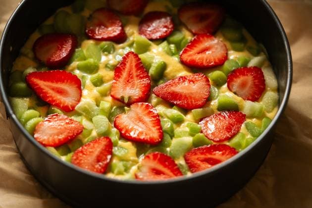 Homemade strawberry rhubarb cake with fresh ingredients Delight in the vibrant colors and flavors of a homemade strawberry rhubarb cake, beautifully arranged with fresh, juicy strawberries and tart rhubarb. Perfect for any occasion Model Released Ellsy_ID29794_1007202_002 Copyright: xEllsyx
