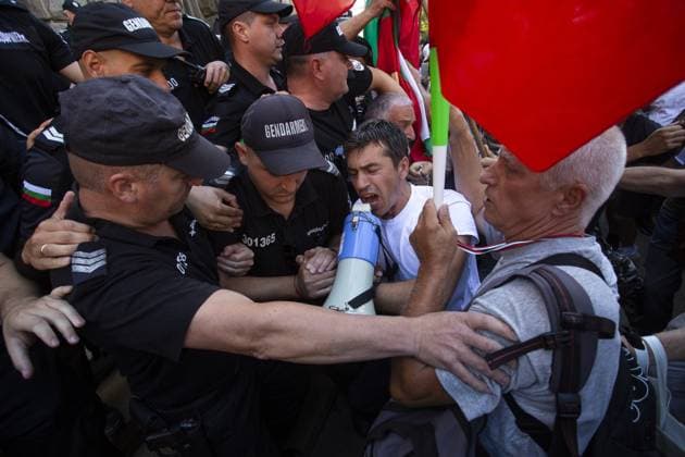 Bilder des Jahres 2025, News 07 Juli News Themen der Woche KW27 Anti-government protest in Sofia SOFIA, BULGARIA - JULY 04: Police forces intervene in protesters as protesters try to enter into the National Assembly of the Republic of Bulgaria during a demonstration against the government in Sofia, Bulgaria on July 04, 2025. Hristo Vladev Anadolu Sofia Bulgaria. Editorial use only. Please get in touch for any other usage.  Copyright: x2025xAnadoluxHristoxVladevx