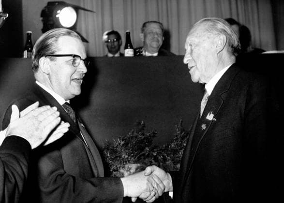 Bundeskanzler Konrad Adenauer 1876 - 1967 6. Juni 1962 - Dortmund, Deutschland - Der westdeutsche Bundeskanzler Konrad Adenauer begann seine politische Karriere als Mitglied des Kölner Stadtrats und wurde Oberbürgermeister der Stadt. Am 15. September 1949 wurde Adenauer zum Bundeskanzler der Bundesrepublik Deutschland gewählt. Bild: Adenauer und Josef Hermann Dufhues gratulieren sich gegenseitig zur Wiederwahl für die Christlich Demokratische Union. Dortmund Germany *** Federal Chancellor Konrad Adenauer 1876 1967 6 June 1962 Dortmund, Germany the West Germans Federal Chancellor Konrad Adenauer began its political Career as Member of Cologne City Council and was Lord Mayor the City on 15 September 1949 was Adenauer to Federal Chancellor  Copyright: xUnitedxArchivesx xkpaxKeystonex 19620606_mab_k09_340