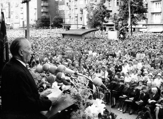 Bundeskanzler Konrad Adenauer 1876 - 1967 17. Juni 1962 - Berlin, Deutschland - Westdeutschlands Bundeskanzler Konrad Adenauer begann seine politische Karriere als Mitglied des Kölner Stadtrats und wurde Oberbürgermeister der Stadt. Adenauer wurde am 15. September 1949 zum Bundeskanzler der Bundesrepublik Deutschland gewählt. Im Bild: 150.000 Berliner bei einer Demonstration am Tag der Deutschen Einheit vor dem Schöneberger Rathaus, Adenauer hält eine Rede. Berlin Germany *** Federal Chancellor Konrad Adenauer 1876 1967 17 June 1962 Berlin, Germany West Germany Federal Chancellor Konrad Adenauer began its political Career as Member of Cologne City Council and was Lord Mayor the City Adenauer was on 15 September 1949 to Federal Chancello  Copyright: xUnitedxArchivesx xkpaxKeystonex 19620617_mab_k09_008