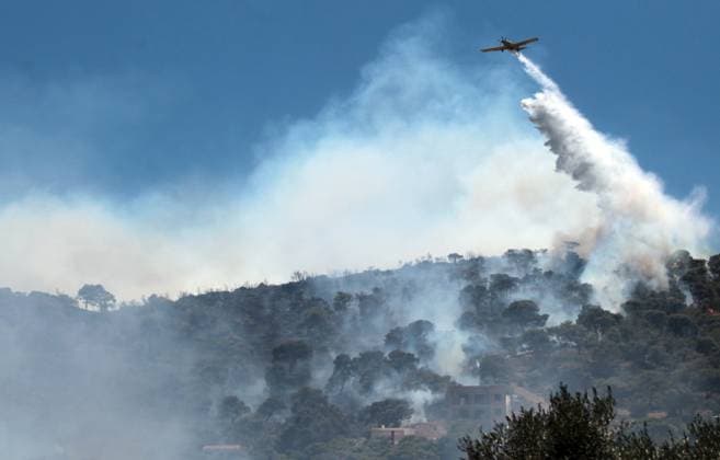 News Themen der Woche KW27 July 4, 2025, Athens, Greece: A firefighting airplane drops water as a wildfire burns at Aghios Dimitrios east of Athens Athens Greece - ZUMAv62_ 20250704_zaf_v62_030 Copyright: xAristidisxVafeiadakisx
