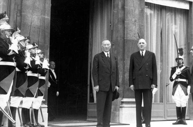Deutscher Regierungschef besucht Frankreich 3. Juli 1962 - Paris, Frankreich - CHARLES DE GAULLE und der deutsche Politiker KONRAD ADENAUER während Adenauers erstem Besuch in Frankreich. Paris France *** German Head of government visits France 3 July 1962 Paris, France Charles de Gaulle and the German Politicians Konrad Adenauer during Adenauers first Visit in France Paris France  Copyright: xUnitedxArchivesx xkpaxKeystonex 19620703_nin_k09_505