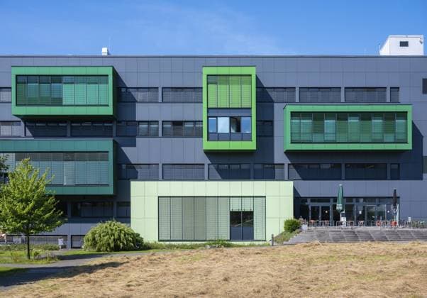 Hamburg, Deutschland, 19. Juli 2024 Gebäude des Fachbereichs Botanik der Universität im Loki Schmidt Garten, Europa Hamburg, Germany, July 19, 2024 - Buildings of the botany department of the university in the Loki Schmidt Garten, Europe Copyright: imageBROKER WernerxLerooy ibliqx13868152.jpg