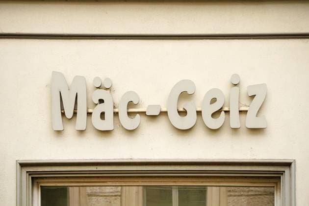 Mäc-Geiz, Firmenlogo über dem Eingang einer Filiale, deutscher Non-Food-Discounter *** Mäc Avarice, Company logo via the Entrance a Branch, German Non Food Discounter 1131603915