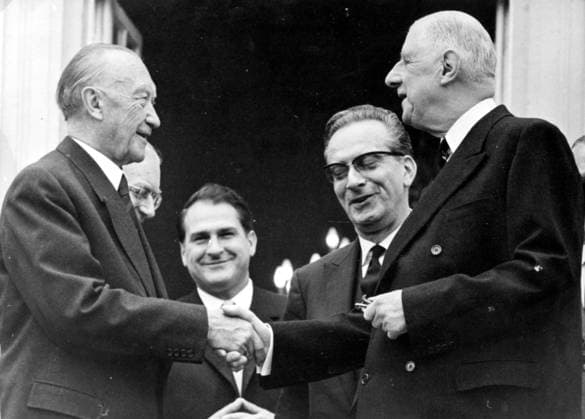 Französischer Präsident besucht Deutschland 5. September 1962 Bonn, Deutschland CHARLES DE GAULLE war ein französischer General und Staatsmann, Anführer der Freien Franzosen im Zweiten Weltkrieg und Architekt der Fünften Republik. Seine politische Ideologie, der Gaullismus, prägte die französische Politik maßgeblich. CHARLES DE GAULLE besucht den deutschen Politiker KONRAD ADENAUER. Bonn Germany *** French President visits Germany 5 September 1962 Bonn, Germany Charles de Gaulle was a French General and Statesman, Leader the Free French at second World War II and Architect the fifth Republic its political Ideology, the Gaullism, coined the French politics mainly Charles de Gaulle visits the Germans Politicians Ko  Copyright: xUnitedxArchivesx xkpaxKeystonex 19620905_nin_k09_499