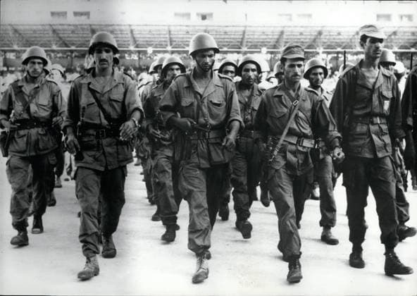 Bewegungen Organisationen 12. September 1962 Die Volksnationalarmee zieht durch das Ruisseau-Stadion in Algerien. *** Movements Organisations 12 September 1962 the Peoples National Army pulls through the RUISSEAU Stadium in Algeria  Copyright: xUnitedxArchivesx xkpaxKeystonex 19620912_baf_k09_003