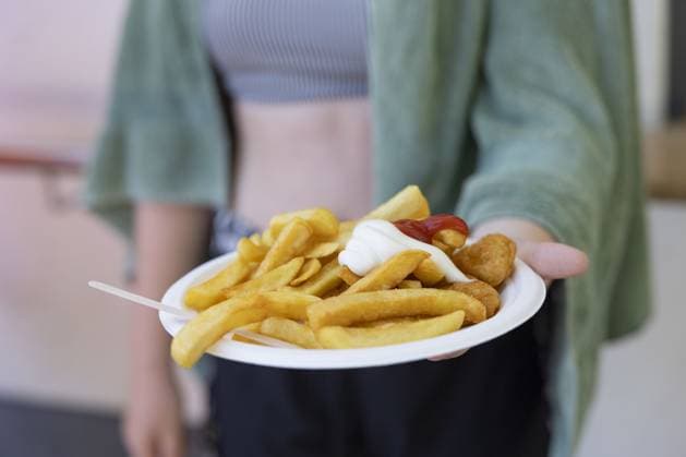 Eine Frau haelt einen Teller mit einer Portion Pommes mit Mayo und Ketchup. Aufgenommen im Nordbad Erfurt (Foto vom 01.07.2025). *** Local Caption *** 00526776 EDITORIAL USE ONLY *** A woman holds a plate with a portion of French fries with mayo and ketchup Taken at Nordbad Erfurt Photo taken on 01 07 2025 Local Caption 00526776 EDITORIAL USE ONLY Copyright: epd-bild Paul-PhilippxBraun h_epd_00526776