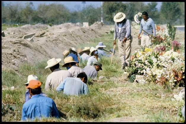 Digging graves after earthquake Mexico City 1985 Digging graves after earthquake Mexico City 1985 Copyright: RDB SI FelixxAeberli 1032_16_RDB00035958