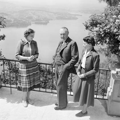 Konrad Adenauer with his daughters Konrad Adenauer with his daughters Copyright: RDB 1032_16_RDB00039175