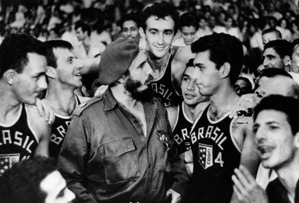 Castro und Sport 1. November 1962 - Havanna, Kuba - Der kubanische Revolutionsführer FIDEL CASTRO trägt revolutionäre Kampfmontur und Baskenmütze, während er mit einer brasilianischen Basketballmannschaft spricht, die eine kubanische Mannschaft besiegt hat. Havana Cuba *** Castro and Sport 1 November 1962 Havana, Cuba the Cuban Revolutionary leader Fidel Castro carries Revolutionaries Kampfmontur and Beret, during he with a Brazilian Basketball team speaks, the a Cuban Team defeated has Havana Cuba  Copyright: xUnitedxArchivesx xkpaxKeystonex 19621101_sha_k09_770