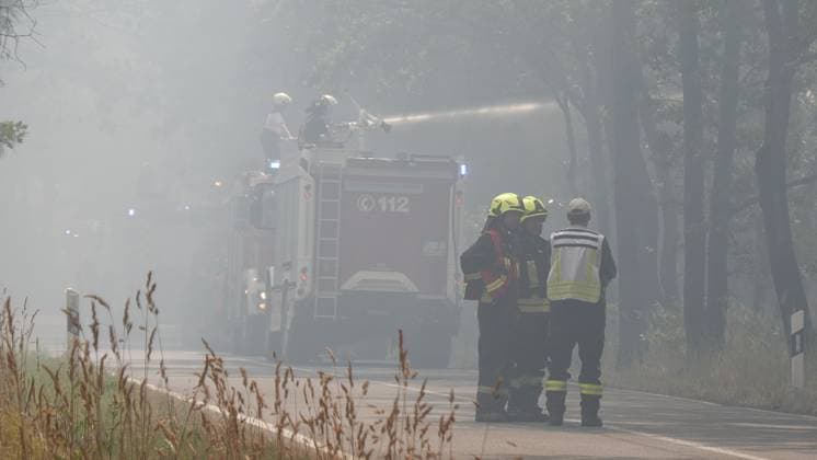News Themen der Woche KW27 Der Wald brennt in der Chorischen Gohrischheide weiter. Mittlerweile hat Landrat Ralf Hänsel einen Riegel davor geschoben. Pressevertretern wird nun der Zutritt in den Absperrbereich verhindert. Nach Rücksprache mit dem Landrat verweist er auf ãeine polizeiliche LageÒ. Diese kontert und sagt: ãIn einem Katastrophenfall ist der Landrat dafür verantwortlichÒ - der Riegel wird hin und her geschoben. Aber wie sieht es nun tatsächlich vor Ort aus? In einer morgendlichen Stellungnahme berichtet Landrat von: ãDie Lage sei derzeit stabil, da die Nacht kühl gewesen sei, sei es zu keiner zusätzlichen Dynamik gekommen.Ò Doch dies ist alles andere als der Fall. Nach Informationen der Kreisfeuerwehrverbände und Zuarbeit der Feuerwehren vor Ort, musst