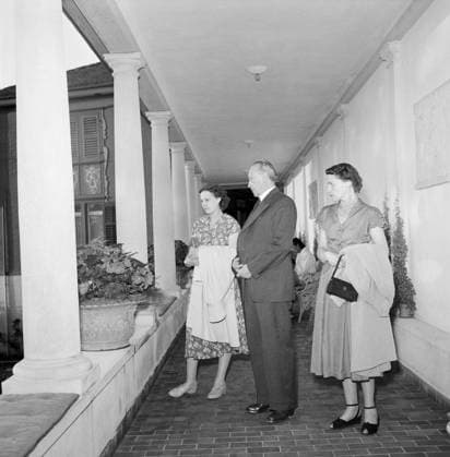 Konrad Adenauer with his daughters Konrad Adenauer with his daughters Copyright: 1032_16_RDB00107279