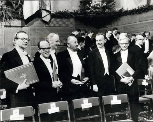 Nobelpreis 12. Dezember 1962 - die Nobelpreisträger 1962. Während der Preisverleihung an der Stockholmer Börse sind einige der Gewinner der diesjährigen Auszeichnungen zu sehen. Foto zeigt: - von links nach rechts: Professor Maurice Wilkins, Dr. Max Perutz, Dr. Francis Crick, John Steinbeck, Professor James Watson und Dr. John C. Kendrew. *** Nobel Prize 12 December 1962 the Nobel Laureate 1962 during the Award ceremony to the Stockholm Stock Exchange are some the Winners the this year s Awards to see Photo shows from left to right Professor Maurice Wilkins, Dr Max Perutz, Dr Francis Crick, John Steinbeck, Professor James Watson and Dr John C Kendrew  Copyright: xUnitedxArchivesx xkpaxKeystonex 19621212_baf_k09_021