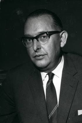 Deutschland Litauen Polen 12. Dezember 1962 - Adenauer stellt neues Kabinett auf: Nach fünf Wochen erhält die Bundesrepublik Deutschland ein neues Kabinett. Aus 20 Ministern werden sieben neue Minister. Am 14.12.1962 stellt Bundeskanzler Dr. Konrad Adenauer dem Bundestag das neue Kabinett vor: Der neue Finanzminister Rolf Dahlgrün *** Germany Lithuania Poland 12 December 1962 Adenauer provides New Cabinet at to five weeks receives the Federal Republic Germany a New Cabinet from 20 Ministers become Seven New Minister on 14 12 1962 provides Federal Chancellor Dr Konrad Adenauer the Bundestag the New Cabinet before the New Minister of Finance Rolf Dahlgreen  Copyright: xUnitedxArchivesx xkpaxKeystonex 19621212_baf_k09_067