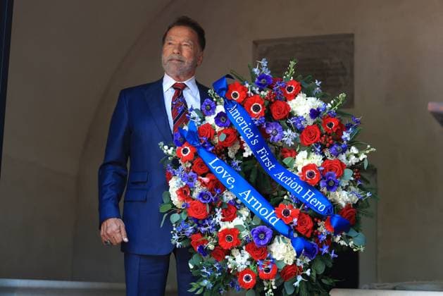 Bilder des Jahres 2025, Entertainment 07 Juli Entertainment Themen der Woche KW27 MOUNT VERNON, VA - JULY 4: Former California Governor, Arnold Schwarzenegger, lays a wreath at George Washington s tomb during An American Celebration 2025 on July 4, 2025 in Mount Vernon, Virginia, Copyright: xmpi34x