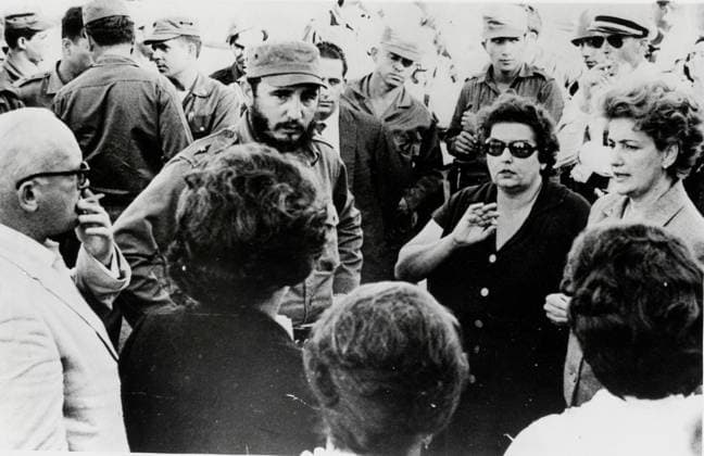 Castro lässt Gefangene aus der Schweinebucht frei 1. März 1963 Havanna, Kuba Fidel Castro, Mitte links, Hände in die Hüften gestemmt, trifft sich mit den amerikanischen Eltern der Gefangenen der Schweinebucht, die nach einem Abkommen mit Amerika über 63 Millionen Dollar freigelassen wurden. Castro, der prokommunistische Führer Kubas, stimmte kürzlich der Freilassung der Gefangenen zu, die von der kubanischen Regierung nach der gescheiterten Invasion Kubas im April 1961 festgehalten wurden. Havana Cuba *** Castro lets Prisoners from the Bay of Pigs free 1 March 1963 Havana, Cuba Fidel Castro, Middle left, Hands in the Hips managed, meets itself with the American Parents the Prisoners the Bay of Pigs, the to a Agreement  Copyright: xUnitedxArchivesx xkpaxKeystonex 19630301_sha_k09_750