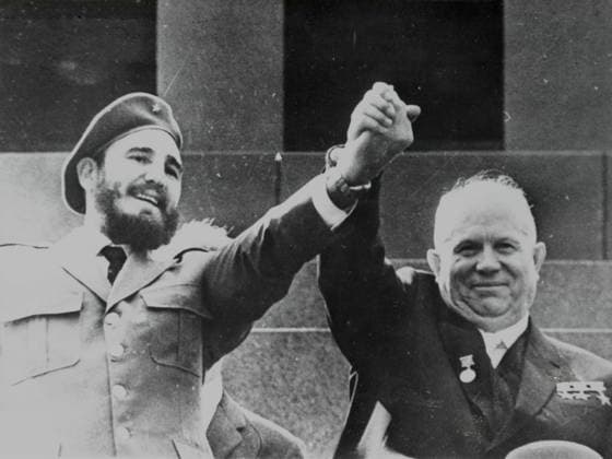 Castro besucht Russland 5. Mai 1963 - Moskau, Russland - NIKITA CHRUSCHTSCHW (rechts) und FIDEL CASTRO halten sich mit erhobenen Armen an den Händen, während sie die Parade zum 1. Mai auf dem Roten Platz beobachten. Moscow Russia *** Castro visits Russia 5 May 1963 Moscow, Russia Nikita CHRUSCHTSCHW right and Fidel Castro hold itself with collected Poor to the Hands, during you the Parade to 1 May at the Red Place monitor Moscow Russia  Copyright: xUnitedxArchivesx xkpaxKeystonex 19630505_jes_k09_588 !ACHTUNG AUFNAHMEDATUM GESCHÄTZT!