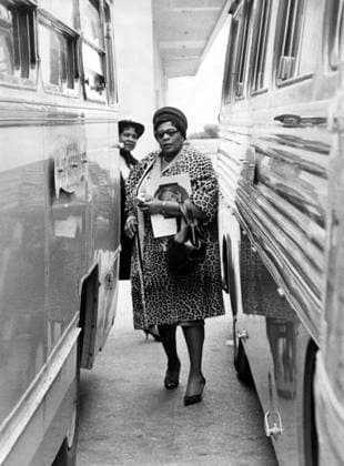 Jazzsängerin Ella Fitzgerald 1917 - 1996 24. Mai 1963 Nizza, Frankreich Ella Fitzgerald, auch bekannt als Lady Ella und First Lady of Song, gilt als eine der einflussreichsten Jazzsängerinnen des 20. Jahrhunderts und gilt als eine der herausragendsten Interpretinnen des Great American Songbook. Im Bild: Ella Fitzgerald am Flughafen von Nizza. Nice France *** Jazz singer ELLA Fitzgerald 1917 1996 24 May 1963 Nice, France ELLA Fitzgerald, also known as Lady ELLA and First Lady of Song, applies as a the most influential Jazz singers of 20 Century and applies as a the most outstanding Interpreters of Great American Songbook at Picture ELLA Fitzgerald on Airport from Nice Nice France  Copyright: xUnitedxArchivesx xkpaxKeystonex 19630524_olc_k09_146