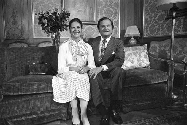 Carl XVI. Gustaf und Silvia Sommerlath. Gustaf, König von Schweden. Geboren am 30. April 1946. Das Foto wurde am 13. März 1976 aufgenommen, einen Tag nachdem die Verlobung am 12. März offiziell bekannt gegeben wurde. Die Pressekonferenz findet im Prinzessin Sibylla Zimmer im Stockholmer Königsschloss statt. Die Couch wird seit diesem Ereignis Verlobungscouch genannt. An der Wand hinter ihnen hängt ein Porträt von Gustaf Adolf, dem Prinzen, der eigentlich König werden sollte, aber 1947 bei einem Flugzeugabsturz ums Leben kam Carl XVI Gustaf and Silvia Sommerlath. Carl XVI Gustaf, King of Sweden. Born 30 april 1946. Picture taken 13 march 1976 on the day after their engagement was officially announced 12 march. The press conference is hel Copyright: imageBROKER Sjoberg ibljsj14287700.jpg