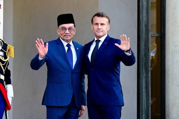 News Themen der Woche KW27 NEWS : Emmanuel Macron recoit Anwar IBRAHIM a l Elysee - Paris - 04 07 2025 French President Emmanuel Macron hosts Mr Anwar IBRAHIM ( Prime Minister of Malaysia ) at Palais de l Elysee on July 04, 2025 in Paris, France. ( Photo by Dante Badano PSNewz ) - ParisFrance  Copyright: xx