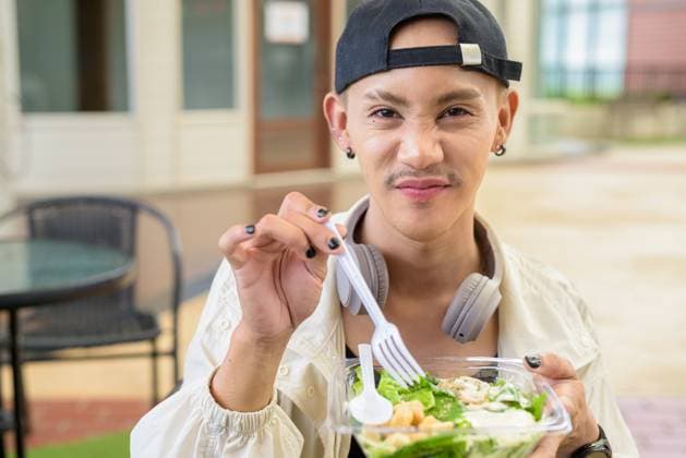Nicht-binäre Person isst gesunden Cäsar-Salat im Freien Nicht-binäre Person isst gesunden Cäsar-Salat im Freien (License=RF) ,model released, Symbolfoto Copyright: xZoonar.com TonixRantalax 23716411 ,model released, Symbolfoto ,property released