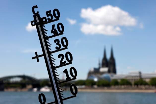 Extreme Hitze macht den Menschen in Deutschland zu schaffen. Mit Höchsttemperaturen zwischen 36 und 39 Grad erreichte die Hitzewelle am Mittwoch ihren Höhepunkt auch in Köln am Rhein. (Themenbild, Symbolbild) Köln, 05.07.2025 NRW Deutschland Copyright: xChristophxHardtx