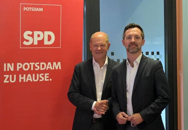 News Themen der Woche KW27 Oberbürgermeister-Kandidat Potadam der SPD Ex-Bundeskanzler Olaf Scholz (SPD, l.) ist zu Gast bei der Vollversammlung der SPD Potsdam, bei der die Partei Severin Fischer (SPD) zu ihrem Oberbürgermeisterkandidaten kürt. Potsdam Brandenburg Deutschland *** Lord Mayor candidate Potadam of the SPD Former Federal Chancellor Olaf Scholz SPD, l is a guest at the plenary meeting of the SPD Potsdam, where the party chooses Severin Fischer SPD as its Lord Mayor candidate Potsdam Brandenburg Germany