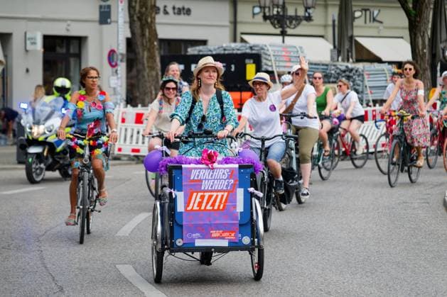 News Themen der Woche KW27 Fancy Cyclista Ride München Am Samstag, 5. Juli 2025, veranstaltete der ADFC München den ersten Fancy Cyclista Ride für FLINTA-Personen. Rund 100 Teilnehmerinnen starteten mit Polizeieskorte am Verkehrszentrum und radelten über das Glockenbachviertel, den Gärtnerplatz, den Sendlinger-Tor-Platz und die Lindwurmstraße zurück zur Theresienwiese. *** Fancy Cyclista Ride Munich On Saturday, July 5, 2025, the ADFC Munich organized the first Fancy Cyclista Ride for FLINTA people Around 100 participants started with a police escort at the traffic center and cycled via the Glockenbachviertel, Gärtnerplatz, Sendlinger Tor Platz and Lindwurmstraße back to Theresienwiese