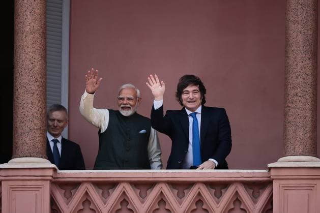 News Themen der Woche KW27 Indian Prime Minister Modi - Argentine President Milei meeting in Buenos Aires BUENOS AIRES, ARGENTINA - JULY 5: Indian Prime Minister Narendra Modi (L) and Argentine President Javier Milei (R) greets people at the balcony of Casa Rosada ahead of Modi s trip to Brazil for the BRICS summit, in Buenos Aires, Argentina, on July 5, 2025. Luciano Gonzalez Anadolu Buenos Aires Argentina. Editorial use only. Please get in touch for any other usage.  Copyright: x2025xAnadoluxLucianoxGonzalezx