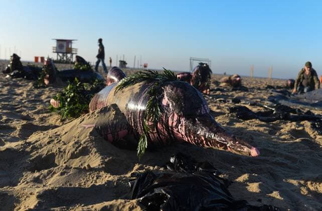 Bilder des Jahres 2025, News 07 Juli News Themen der Woche KW27 Oil-covered dolphins in Copacabana Beach RIO DE JANEIRO, BRAZIL - JULY 05 : Activists placed three symbolic dolphins covered with oil at Copacabana beach drawing attention to the real and urgent risks of the expansion of oil exploration in the Amazon and the use of fossil fuels, on July 05, 2025 in Rio De Janeiro, Brazil. Amnesty International denounces Brazil’s contradictions within BRICS, highlighting the real and urgent risks posed by the expansion of oil exploration in the Amazon and the continued reliance on fossil fuels. Fabio Teixeira Anadolu Rio de Janeiro Brazil. Editorial use only. Please get in touch for any other usage.  Copyright: x2025xAnadoluxFabioxTeixeirax