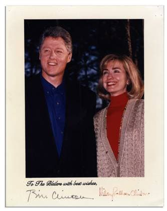 Les effets personnels de Monica Lewinsky, ancienne stagiaire à la Maison Blanche devenue celebre pour sa liason avec Bill Clinton seront vendus aux encheres a Los Angeles. Ces objets avaient été examinés en tant que pièces à conviction possibles par Kenneth Starr, le procureur qui avait travaille sur la procedure de destitution de Clinton en 1998. Parmi les 32 articles ayant appartenu a Monica Lewinsky mis aux encheres, figure une lettre tapée à la machine sur le papier a en-tete de la Maison Blanche et signee de la main de Clinton. Cette lettre avait ete envoyee a la demande de Mlle Lewinsky a son petit ami d alors, Andy Bleiler, pour lui souhaiter un joyeux anniversaire en fevrier 1996. M. Bleiler, qui avait enseigne le theatre a Monica L  Copyright: xNatexDxSandersxInc.xviaxBestimagexNatexDxSandersxInc.xviaxBestimagex