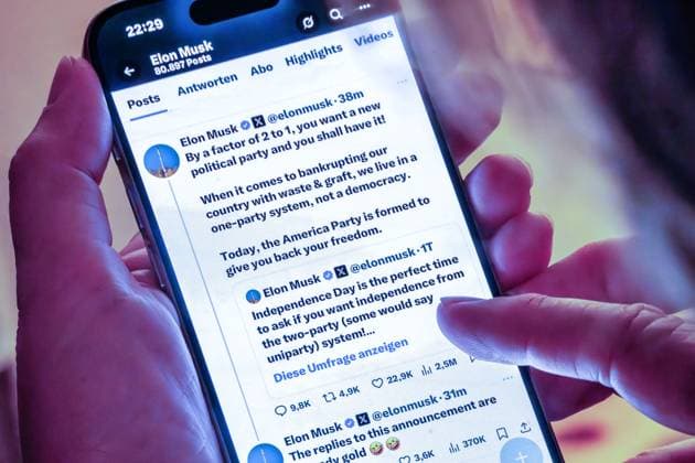 News Themen der Woche KW27 Elon Musk verkündet auf seiner Plattform X die Gründung einer neuen Partei, der America Party, Smartphone Bildschirm, 5. Juli 2025 Deutschland, 5. Juli 2025, Elon Musk verkündet auf seiner Plattform X die Gründung einer neuen Partei, der America Party, Musk will dadurch das Zwei-Parteien-System in den USA beenden, Bruch zwischen Elon Musk und Präsident Donald Trump, Politik, Nutzerin liest Nachricht auf ihrem Smartphone Bildschirm, *** Elon Musk announces the founding of a new party, the America Party, on his platform X, smartphone screen, July 5, 2025 Germany, July 5, 2025, Elon Musk announces the founding of a new party, the America Party, on his platform X, Musk wants to end the two-party system in the USA, break between Elon Musk a