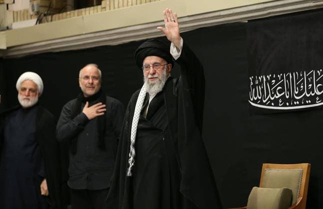News Themen der Woche KW27 Iran s Supreme Leader Ayatollah Ali Khamenei makes his first public appearance since the war with Israel TEHRAN, IRAN - JULY: (----EDITORIAL USE ONLY - MANDATORY CREDIT - IRANIAN LEADER PRESS OFFICE HANDOUT - NO MARKETING NO ADVERTISING CAMPAIGNS - DISTRIBUTED AS A SERVICE TO CLIENTS----) Iranian Supreme Leader Ayatollah Ali Khamenei makes his first public appearance since the war with Israel by attending an Ashura ceremony in Tehran, Iran, July, 2025. Khamenei, who did not join the previous three nights of Muharram mourning events held at his residence on Palestine Street, participated in the Ashura gathering on this night. Iranian Leader Press Off. Handout Anadolu Tehran Iran. Editorial use only. Please get in touch for any  Copyright: x2025xAnadoluxIranianxLeaderxPressxOff.x xHandoutx