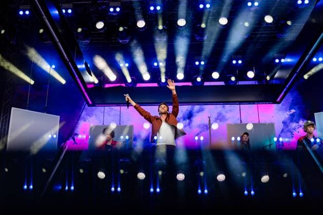 Entertainment Themen der Woche KW27 05.07.2025, GER, Kultur Konzert, Domplatz Open Air 2025, Clueso Als Main Act stand Clueso (Clueso ist ein deutscher Popmusiker, der auch als Sänger, Rapper und Produzent bekannt ist. Sein Name ist vom Film Der rosarote Panther (Inspector Clouseau) abgeleitet. Clueso begann seine musikalische Karriere 1995 und hatte 2001 mit seinem Debütalbum Text und Ton seinen Durchbruch. Er ist bekannt für seine Live-Auftritte, oft mit seiner Band, und hat eine große Fangemeinde) (Thomas Hübner geb. 09.04.1980 Erfurt) auf der Bühne auf dem Erfurter Domplatz vor Ausverkaufter Kulisse. Zahlreiche Fans nahmen mit Decken auf der Petersberg platz und lauschten bei sommerlichen Temperaturen der Musik. Als Vorband spielte Kasi. 99094 Erfurt Erfurter