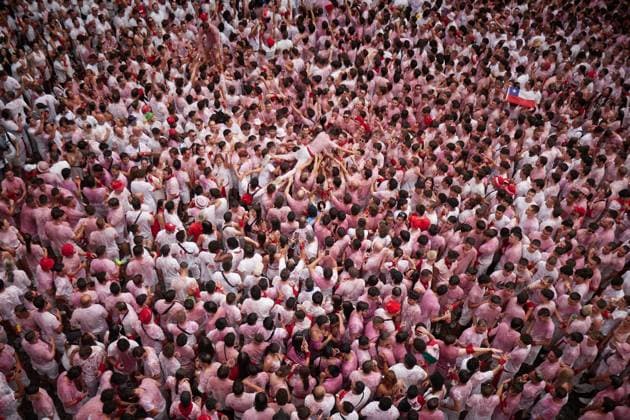 Bilder des Jahres 2025, News 07 Juli News Themen der Woche KW27 Chupinazo de San Fermín 2025 Atmosphere prior to the Chupinazo de San Fermín 2025, in the Plaza del Ayuntamiento, on July 6, 2025, in Pamplona, Navarra Spain After the chupinazo, this year in charge of the platform Yala Nafarroa for Palestine, begin in Pamplona the Fiestas de San Fermín 2025 to the cry of Iruindarrak Pamplonesas, pamploneses, Viva San Fermin Gora San Fermin The celebrations will take place until next July 14 06 JULY 2025 CHUPINAZO TXUPINAZO FIESTAS SAN FERMÍN SAN FERMÍN SANFERMINES CELEBRATION PIXELATED TRADITION Pamplona Navarra Pamplona Navarra Spain  Copyright: xEduardoxSanzx 6842408