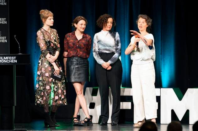 Emma Bading, Eva Trobisch, Maria Schrader und Alexe Poukine bei der Preisverleihung auf dem 42. Filmfest München 2025 im Amerikahaus. München, 05.07.2025