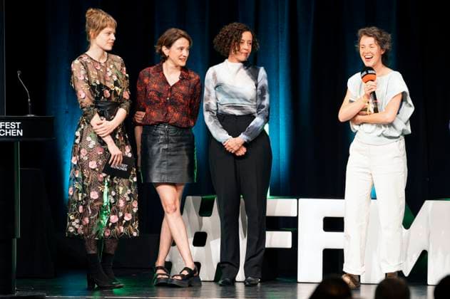 Emma Bading, Eva Trobisch, Maria Schrader und Alexe Poukine bei der Preisverleihung auf dem 42. Filmfest München 2025 im Amerikahaus. München, 05.07.2025