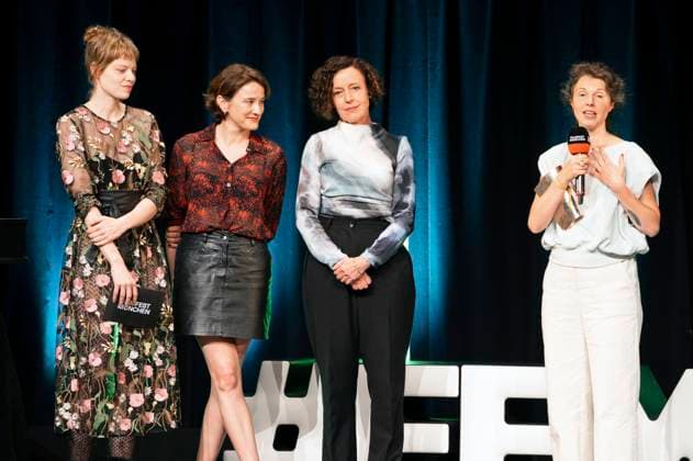 Emma Bading, Eva Trobisch, Maria Schrader und Alexe Poukine bei der Preisverleihung auf dem 42. Filmfest München 2025 im Amerikahaus. München, 05.07.2025
