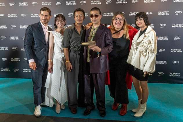 Clemens Schick , Soujiro Sanada mit Team und Anna Hints bei der Preisverleihung auf dem 42. Filmfest München 2025 im Amerikahaus. München, 05.07.2025