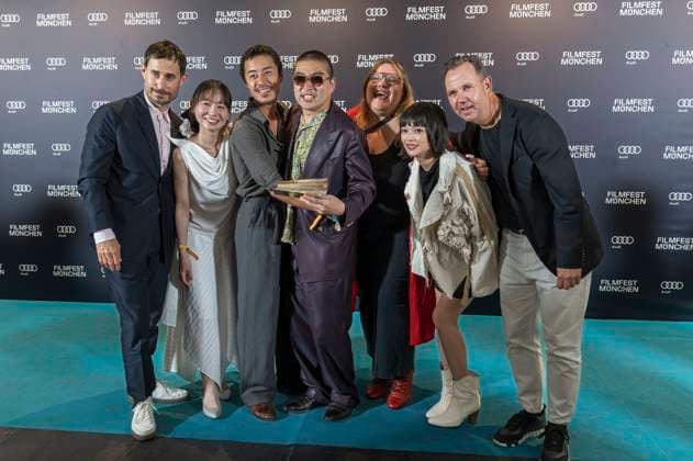 Clemens Schick , Soujiro Sanada mit Team und Anna Hints bei der Preisverleihung auf dem 42. Filmfest München 2025 im Amerikahaus. München, 05.07.2025