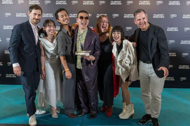 Entertainment Themen der Woche KW27 Clemens Schick , Soujiro Sanada mit Team und Anna Hints bei der Preisverleihung auf dem 42. Filmfest München 2025 im Amerikahaus. München, 05.07.2025 *** Clemens Schick , Soujiro Sanada with team and Anna Hints at the award ceremony at the 42 Filmfest München 2025 in the Amerikahaus Munich, 05 07 2025 Foto:xN.xKolinzx xFuturexImagex preisverleihung_5720