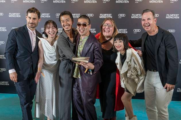 Clemens Schick , Soujiro Sanada mit Team und Anna Hints bei der Preisverleihung auf dem 42. Filmfest München 2025 im Amerikahaus. München, 05.07.2025