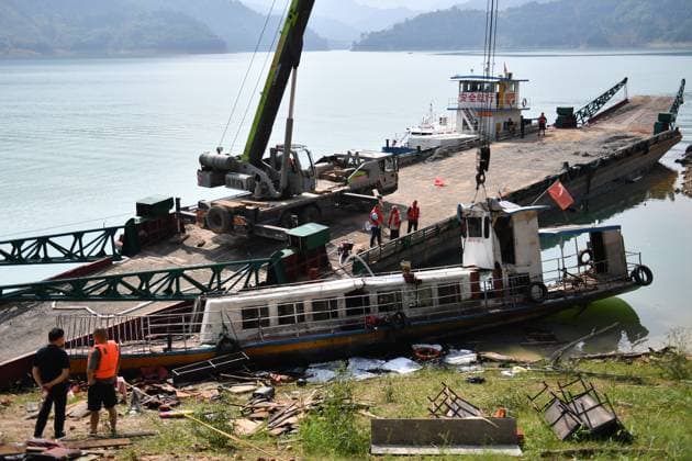 News Themen der Woche KW27 (250706) -- CHANGSHA, July 6, 2025 -- Rescuers work at the site of a boat sinking accident in Zixing City, Chenzhou, central China s Hunan Province, July 6, 2025. Two people were killed and 27 rescued in a boat sinking accident that occurred Saturday afternoon in central China s Hunan Province, according to authorities. Search and rescue efforts concluded Sunday afternoon. The only missing person from the accident was found at 2:40 p.m. but showed no vital signs. The accident occurred around 4:30 p.m. Saturday, when the 40-seat boat capsized at Dongjiang Lake in the city of Zixing, causing 29 people to fall into the water. Preliminary investigations revealed that a sudden gust of wind, reaching speeds of up to 30 meters per seco 