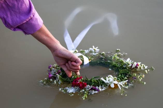 RUSSIA, RYAZAN REGION - JULY 5, 2025: A woman places a wreath in the water during a celebration marking Ivan Kupala Day at Akvamarin Holiday Centre. Alexander Ryumin TASS  82261466