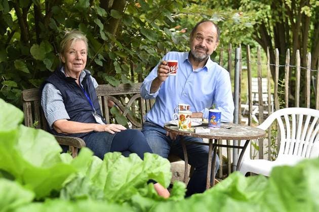 Tag des offenen Gartens in Witten ** NUR FÜR REDAKTIONELLE ZWECKE ** EDITORIAL USE ONLY **<p>Beatrix Krah und Franz-Josef Giljohann haben es sich mit einem Becher Kaffee in einer lauschigen Ecke gemütlich gemacht. Über einhundert Interessierte kommen am 6. Juli 2025 zum Tag der offenen Gartenpforte in den Bauern- und Blumengarten rund um Günnemanns Kotten an der Brunebecker Straße in Witten -- Deutschland NRW Witten Copyright: JürgenxTheobald *** Open Garden Day in Witten FOR EDITORIAL PURPOSES ONLY EDITORIAL USE ONLY p Beatrix Krah and Franz Josef Giljohann have made themselves comfortable with a cup of coffee in a cozy corner More than a hundred interested people come to the open garden day on July 6, 2025 in the farmer and flowe Copyright: JürgenxTheobald doc81e1wgr08tk11gh6p1 ,EDITORIAL USE ONLY